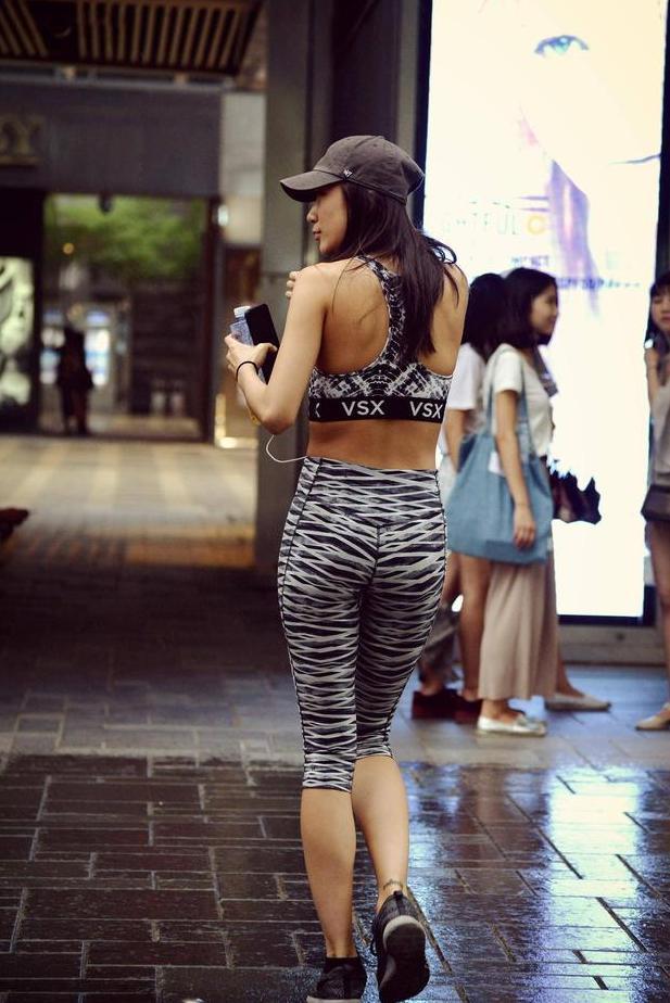 穿着瑜伽裤作为打底裤的姑娘，只看她的运动背心就知道她经常运动