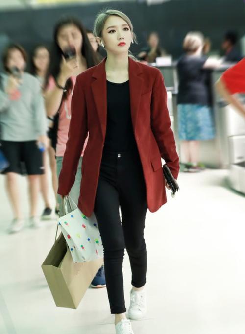 超佩服孟美岐!竟同时拎两个包包出街,手难道不酸吗?