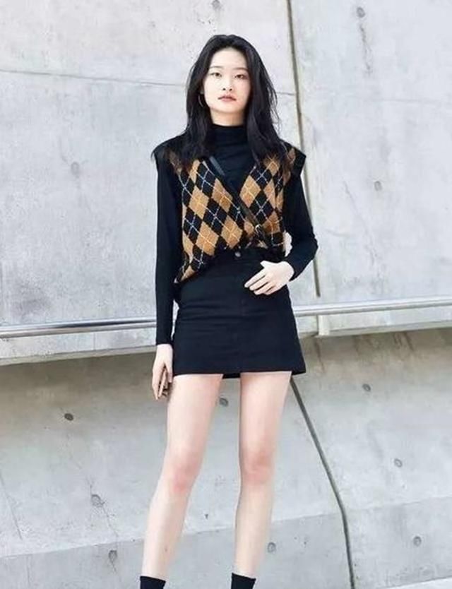  何不■毛呢大衣显沉重，何不参照下刘雯的穿衣搭配，一件祖父吊带背心搭出时尚潮流感