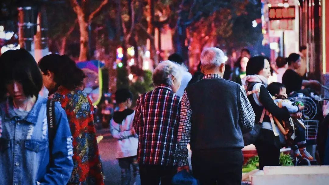 23省公布上调养老金，但这届年轻人依旧养不起父母！