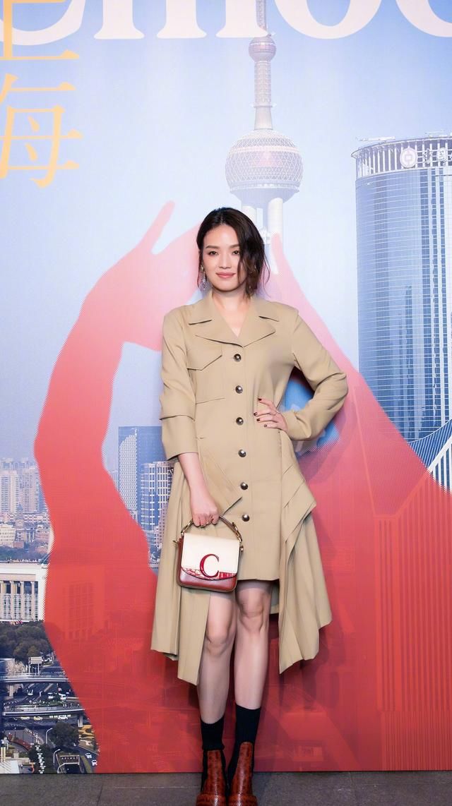 【 低调】穿米老鼠上衣素颜走机场，潮流全凭一副眼镜来撑，舒淇太低调了