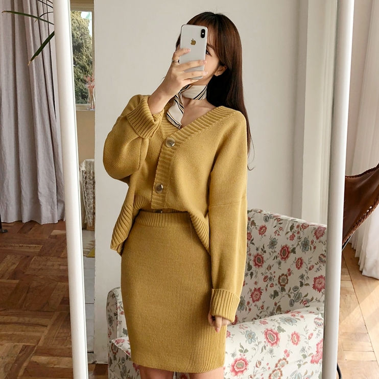 不愧是80后老婆，身穿这套裙套装，年轻又优雅