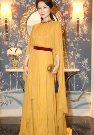 林心如穿深V优雅亮相,肚子三层赘肉实力抢镜,网友:还是不生孩