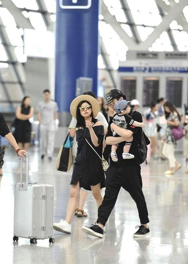 35岁陈妍希体重暴涨，粉色裙子快撑破了!还是少吃点吧!