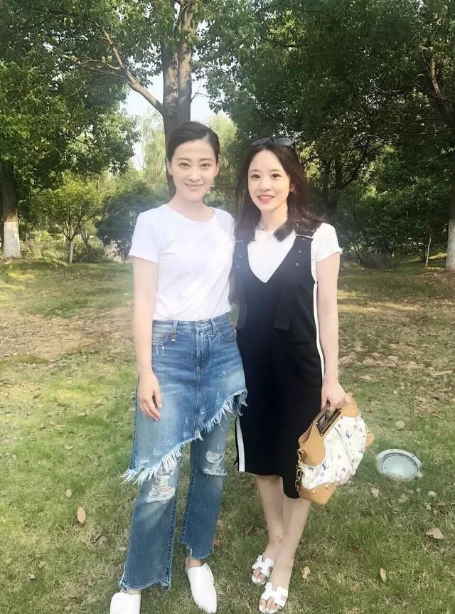 做了多年玉女，杨钰莹似乎倦了，如今47岁时尚大气，穿衣像少女