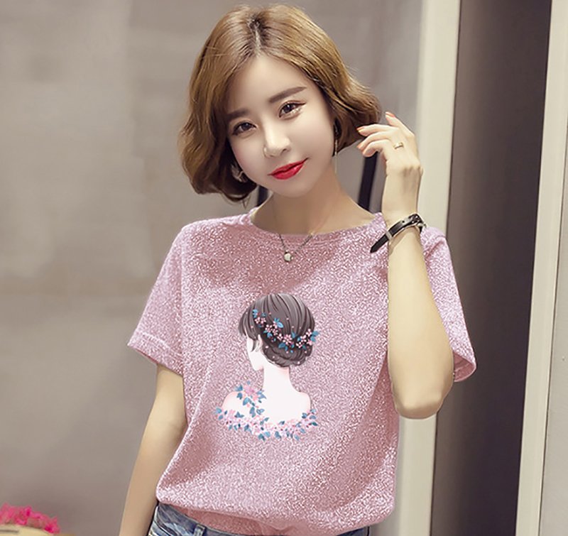 大热的天，T恤让身材丰满的女人更火辣，青春无敌尽显好身材