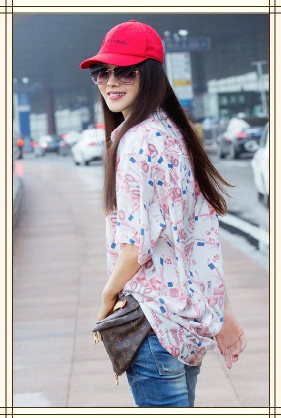 伊能静真会装！49岁年龄硬是把自己捯饬成19岁，网友：扮嫩上瘾？