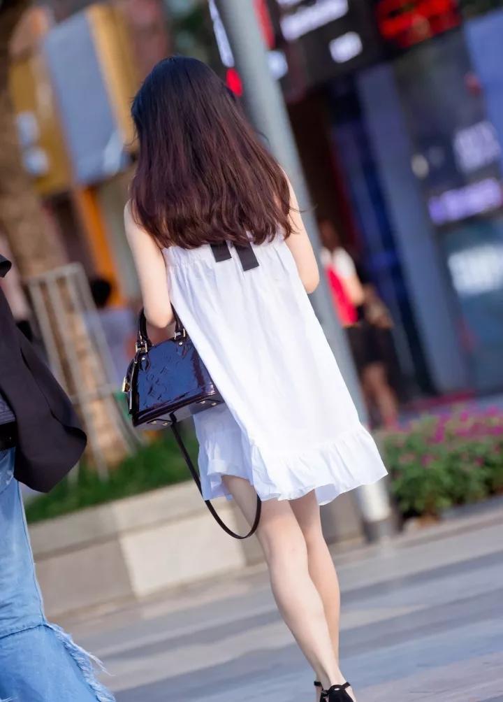 街拍: 清新时尚的短裙美女小姐姐