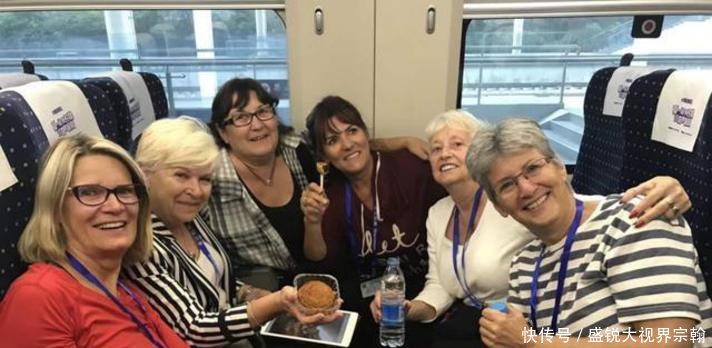 英国姑娘乘坐中国高铁，忍不住吐槽被英国的媒体给骗了！