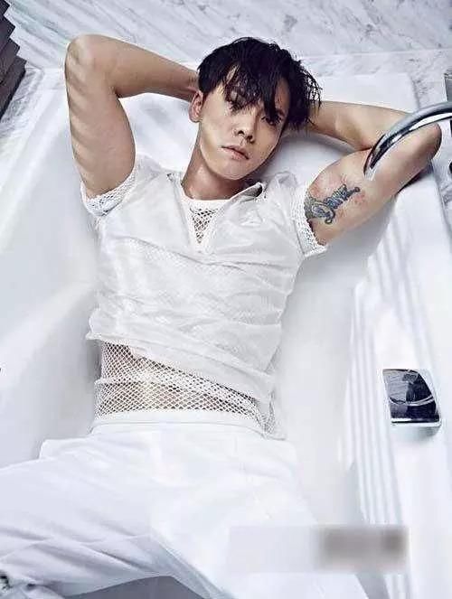 肌肉衬衫绝对是壮汉最“型”的样子，之一!