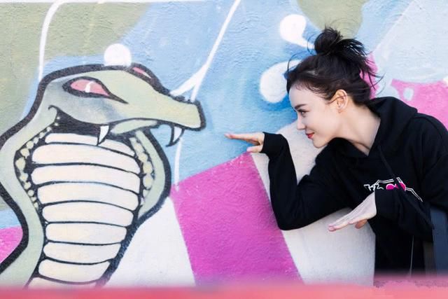 袁姗姗太狠了！短裤这么短还要在腿根处割2刀，网友：显腿长呗！