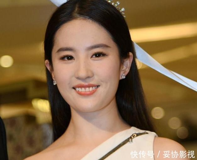 『 亦菲的整』穿礼裙刚好撑出曲线，真怕拉链拉不上，刘亦菲胖了好看！身材圆润