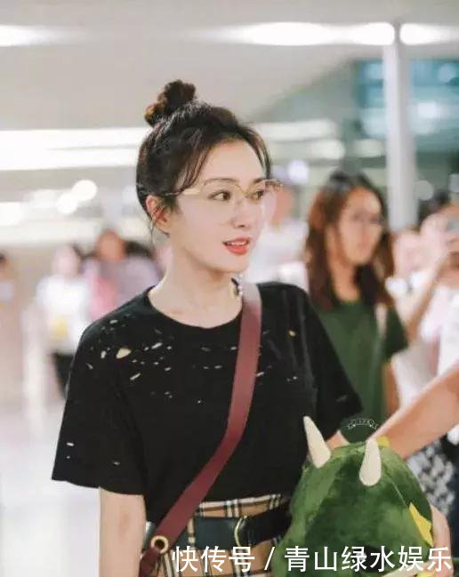 “富察皇后”走机场，破烂衣上满天星，脚上还踩了双“土味”鞋！