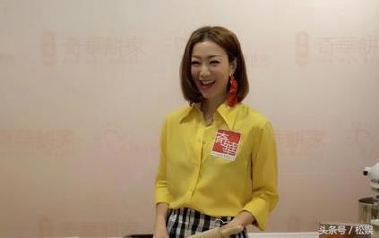 郑秀文素颜没眉毛的样子比她化妆精修还好看，才发现她比冯德伦高