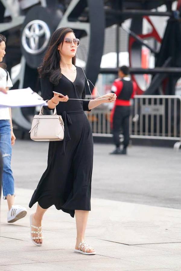 街拍：黑吊带薄纱裙的美女小姐姐，有人偷偷喜欢你！