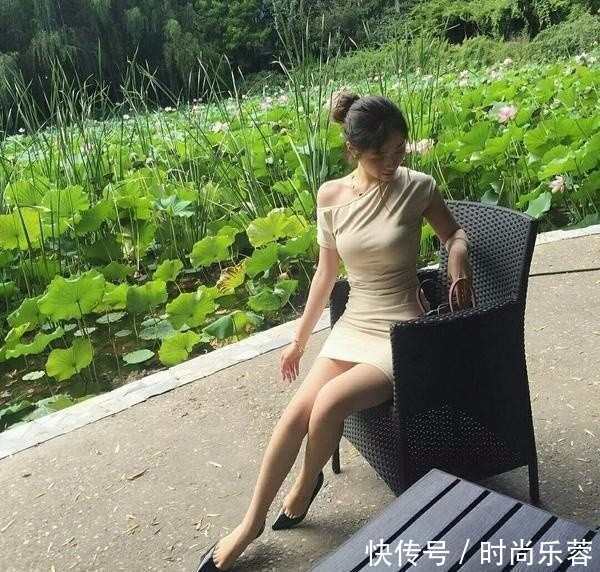 街拍：唯美细腻的女生时尚出街，网友：总想让人多看一眼