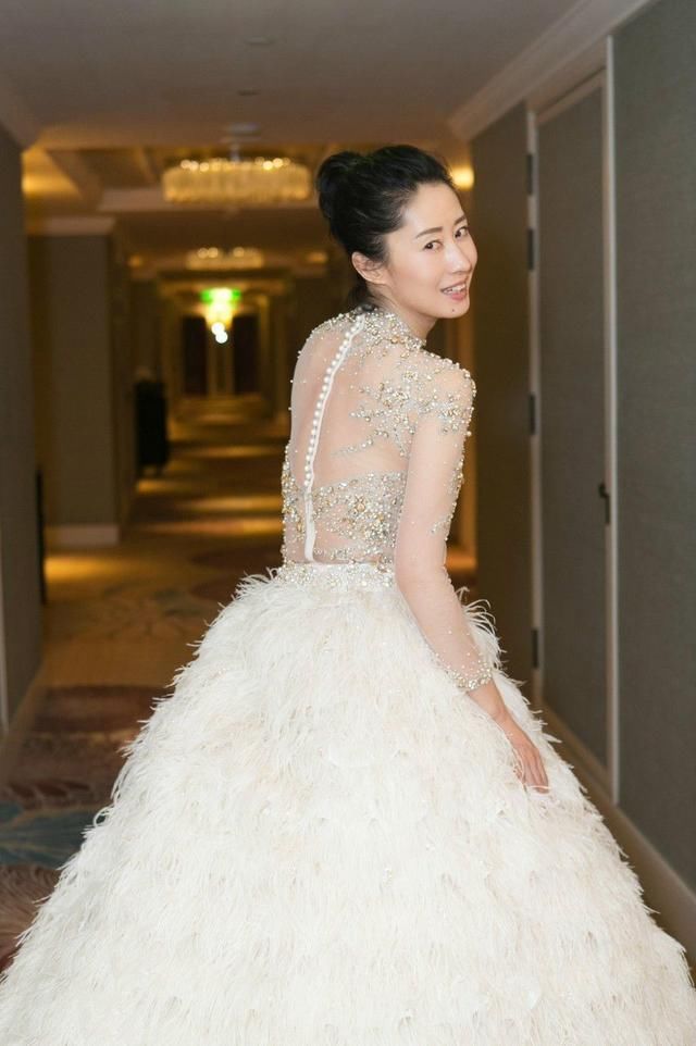 刘敏涛休闲装配运动鞋，网友：没见过这么不会搭配的明星！