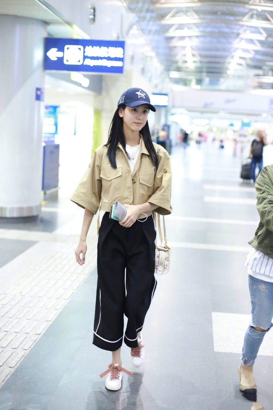 同是工装风搭配，唐嫣大气又惊艳，谭松韵清新，李沁却个性十足