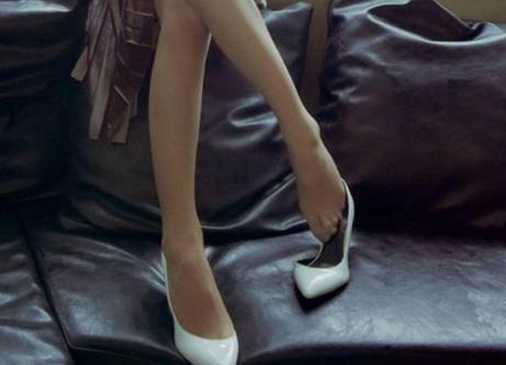 尖头细跟的设计，外观时尚大气，造就曼妙和修长的腿部曲线