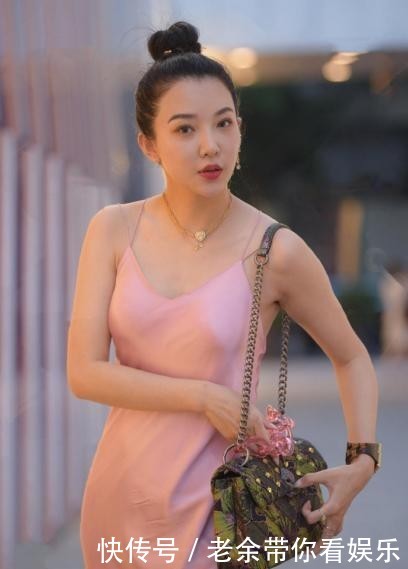 『看起来』少妇真够懒的,直接穿睡裙出门,40岁的人看起来像18岁
