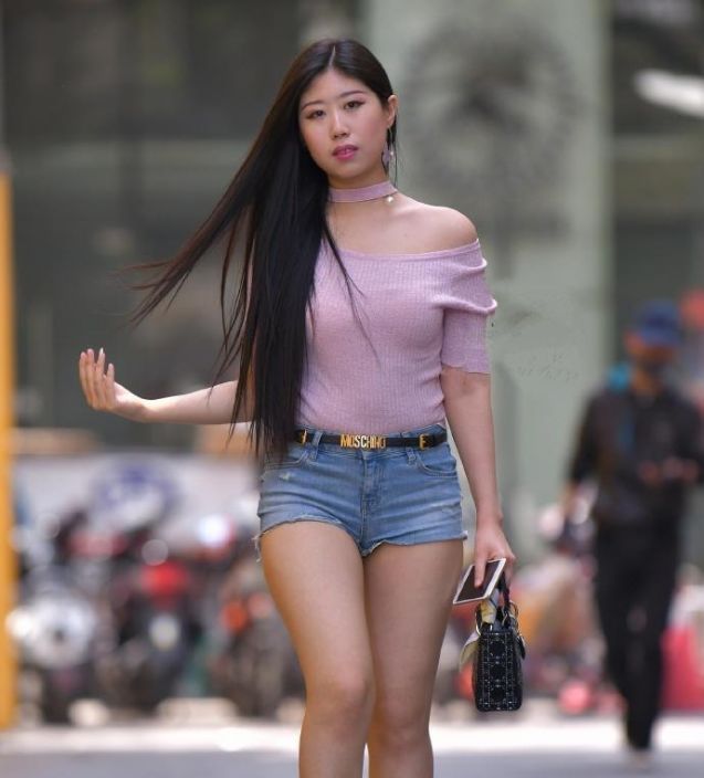  『戒色』成熟女人气质迷人，饮清净之茶，戒色花之酒，闭是非之口