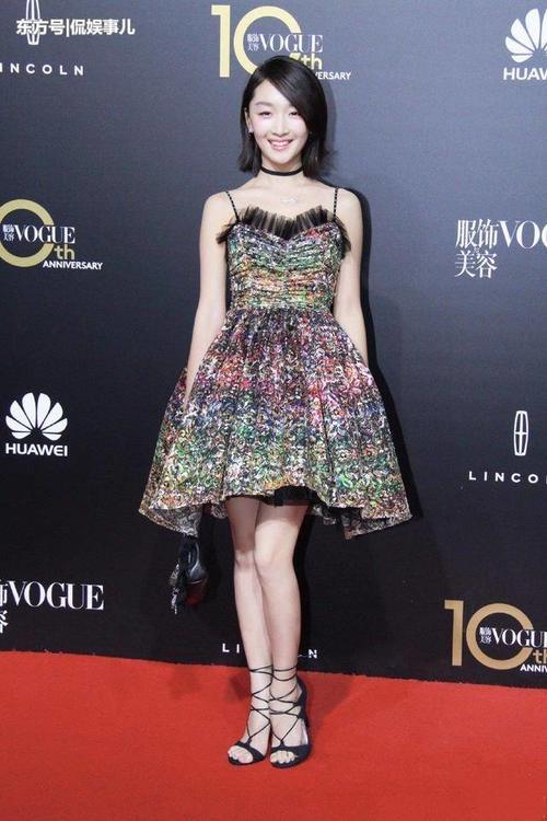 周冬雨好尴尬！斜肩裙撑不起来一直掉，网友：别扯了没啥可看的！