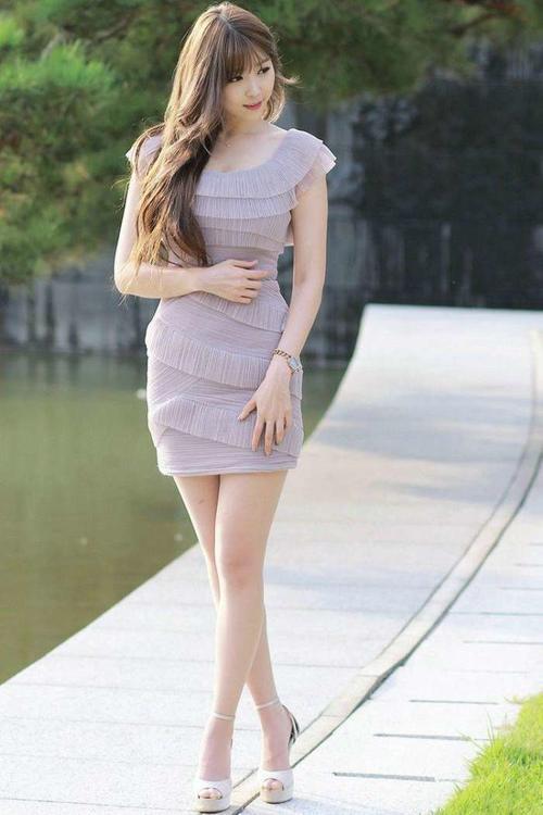 简单大方的连衣裙，穿出婉约淑女味，撑起大方迷人的气场