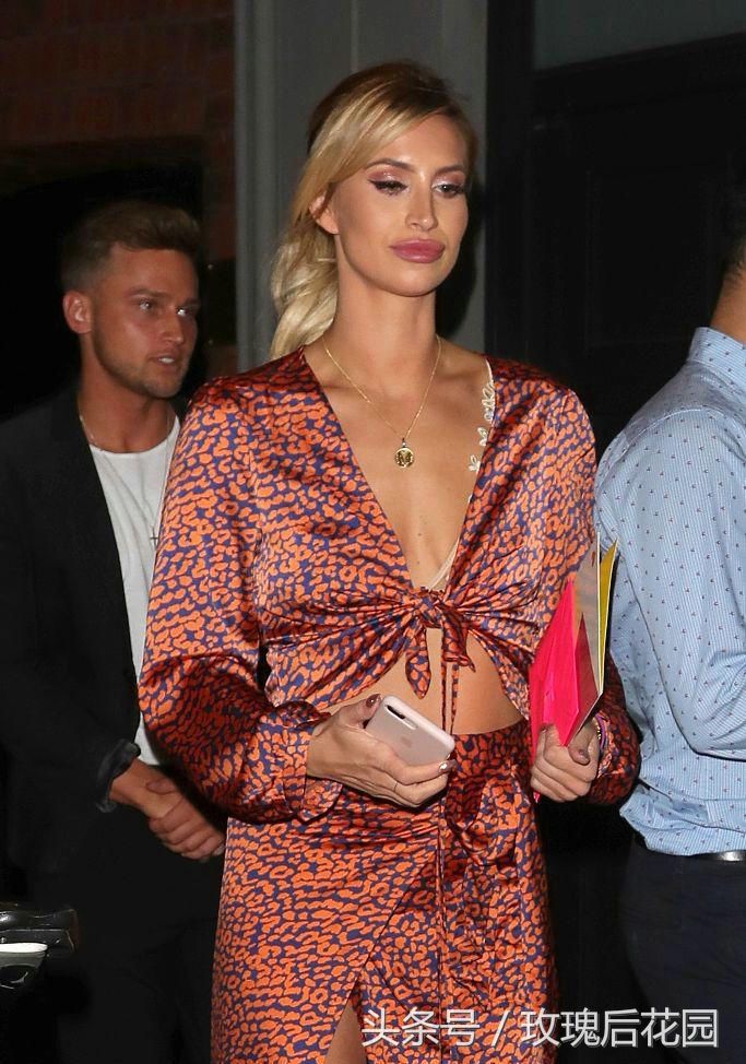 女星弗恩麦肯身穿低胸连衣裙露深V事业线，裙摆开叉秀性感美腿