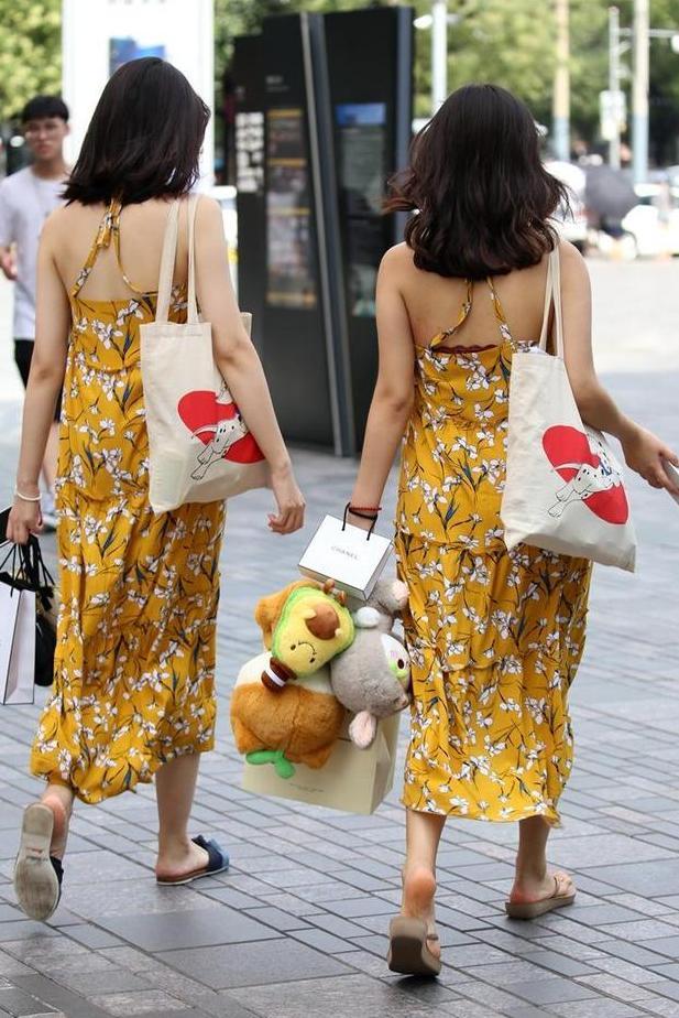 三里屯美女挑战展示大长腿极限 热裤要多短有多短