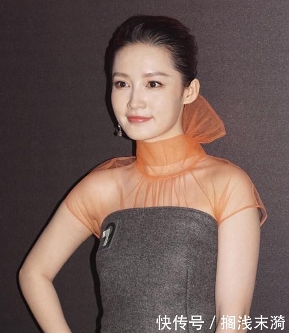 [ 薄纱]抹胸里面还穿薄纱上衣，手臂变壮脖子又短，李沁品味难懂终于翻车