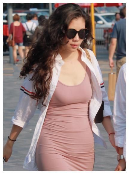 成都街拍:美女紧身装尽显傲人身材，凹凸有致直男血脉喷张