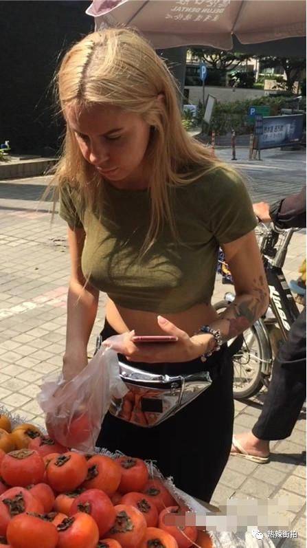 街拍:大街上买水果的外国妞，身材好，时尚感强