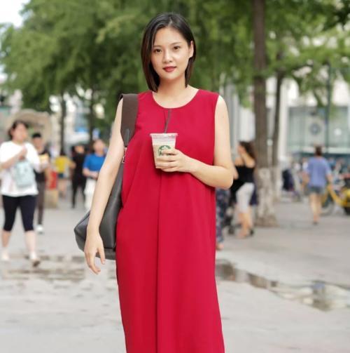 街拍：野性的美女也是让人眼前一亮，身材比例匀称凹凸有致！