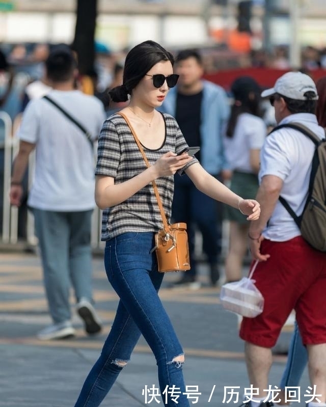  『气质』街拍：美女搭配吊带衫和紧身牛仔裤，气质显得优雅娇媚！