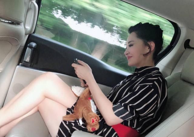 许晴侧颜真美，凹条纹连衣裙，满屏都是大长腿 网友：保养的像18