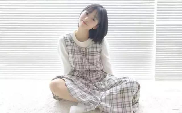 沈月清纯又可爱，穿衣也非常耐看呢！