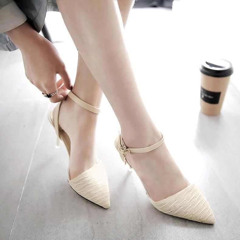 媚惑小尖头彰显女性魅力，穿上高跟鞋，性感弥漫在步履之间