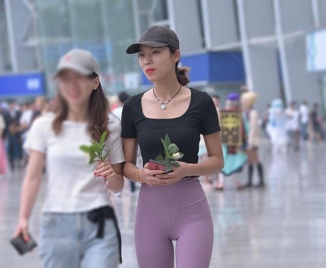 『 显得』健身的好处不言而喻，时尚街拍 - 运动裤的小姐姐显得很苗条