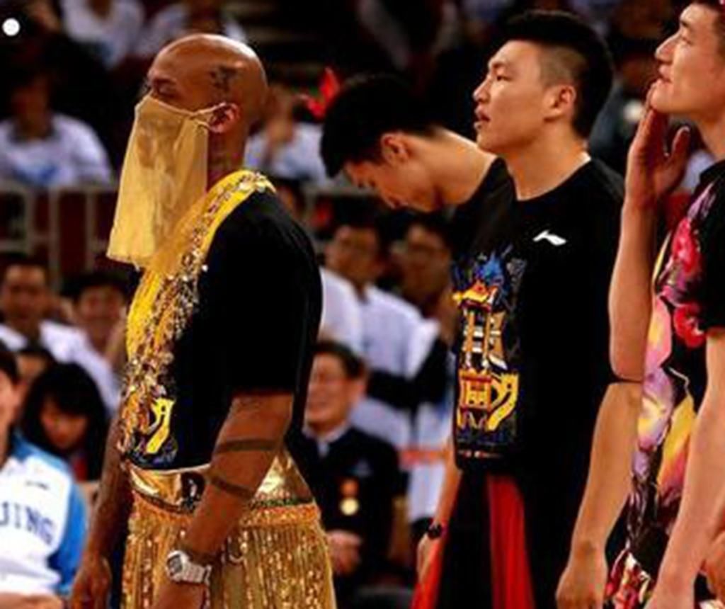  『CBA』敬业的CBA主教练！马布里的讲话让球员暖心，亲自上场示范跑位