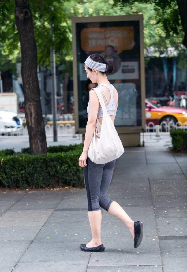 街拍，小姐姐穿紧身瑜伽裤上街，这身材真是让人服气！