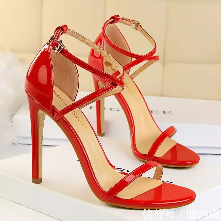 穿高跟鞋原来可以这样美！穿着舒适又大方，显高显女神范