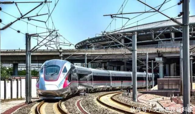  「行驶」同在铁轨上行驶，为何火车时速120公里，高铁却能达到35