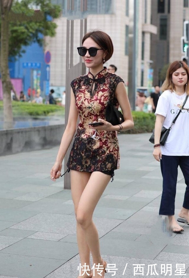 气质■街拍:美女的性感大长腿很是吸睛,优雅气质也甚是迷人