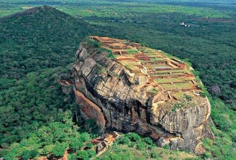 英国一探险家在180米巨石上发现千年古城，被称为“世界奇迹”