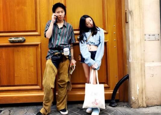 21岁窦靖童与12岁李嫣近照，一个眉目清秀一个气场全开