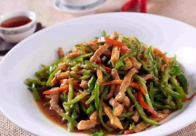 将里脊肉■青椒即是配菜也是主菜，下饭下酒青椒肉丝，爽口开胃虎皮椒