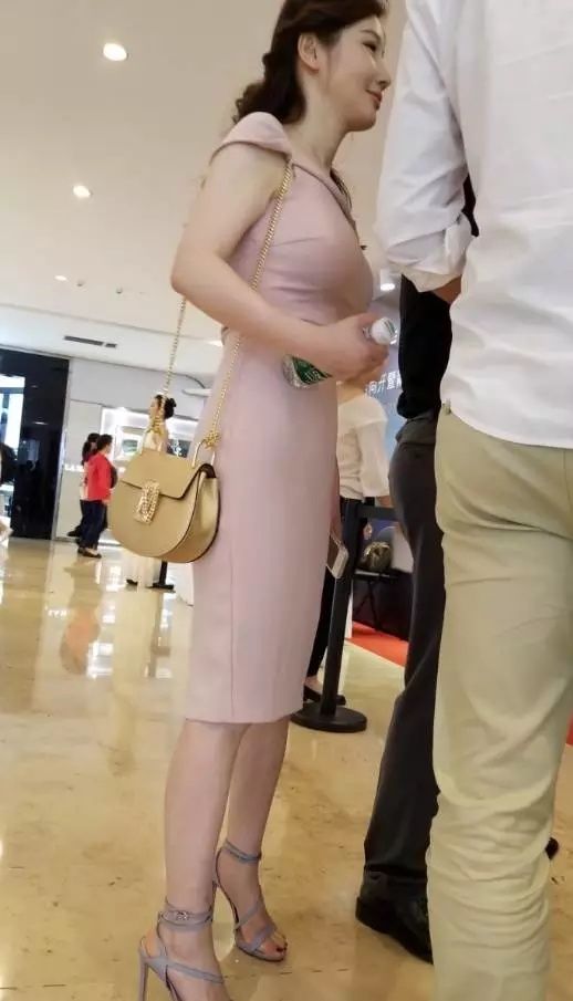 街拍：一身粉红裙的高贵气质熟女！