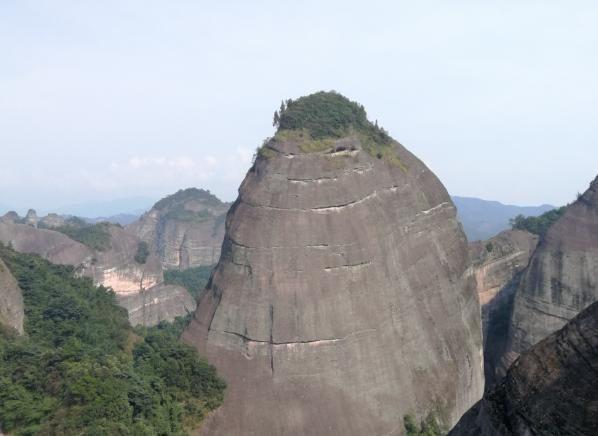 奇特寺庙在悬崖上　唯一小路仅有10厘米宽　太危险游客无人敢去