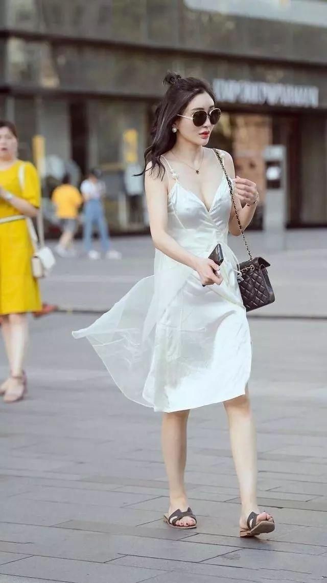 街拍:五个吊带长裙美女，最后一个肤白似雪