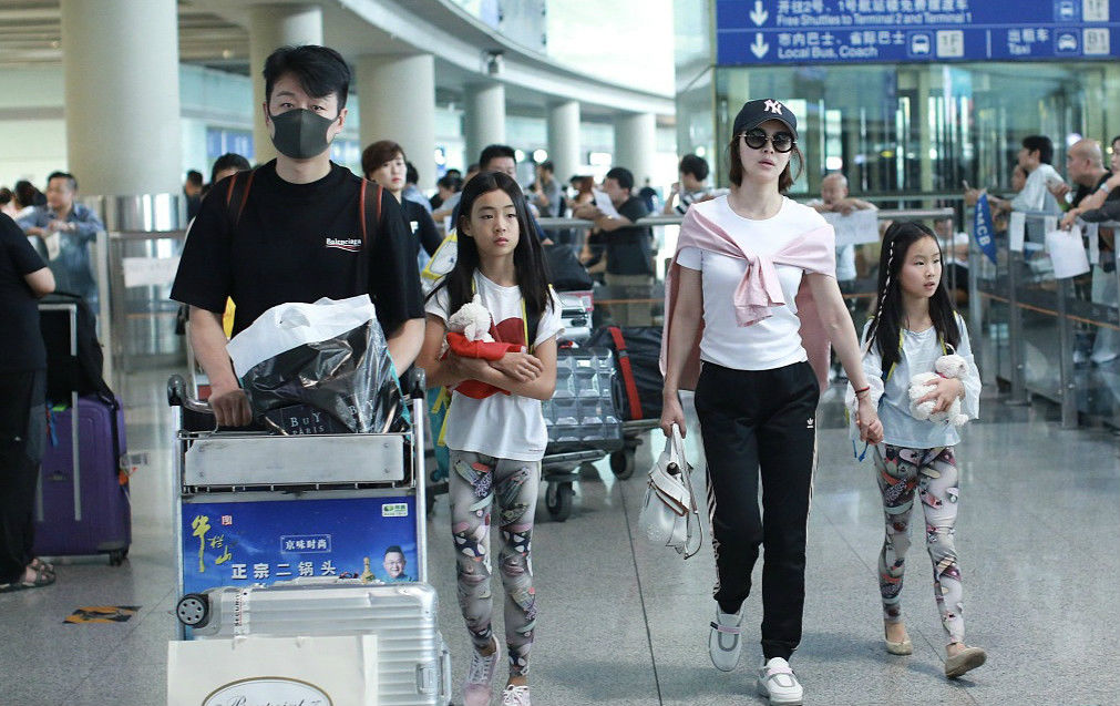 佟大为两千金走秀归来晒家族长腿 一家四口其乐融融